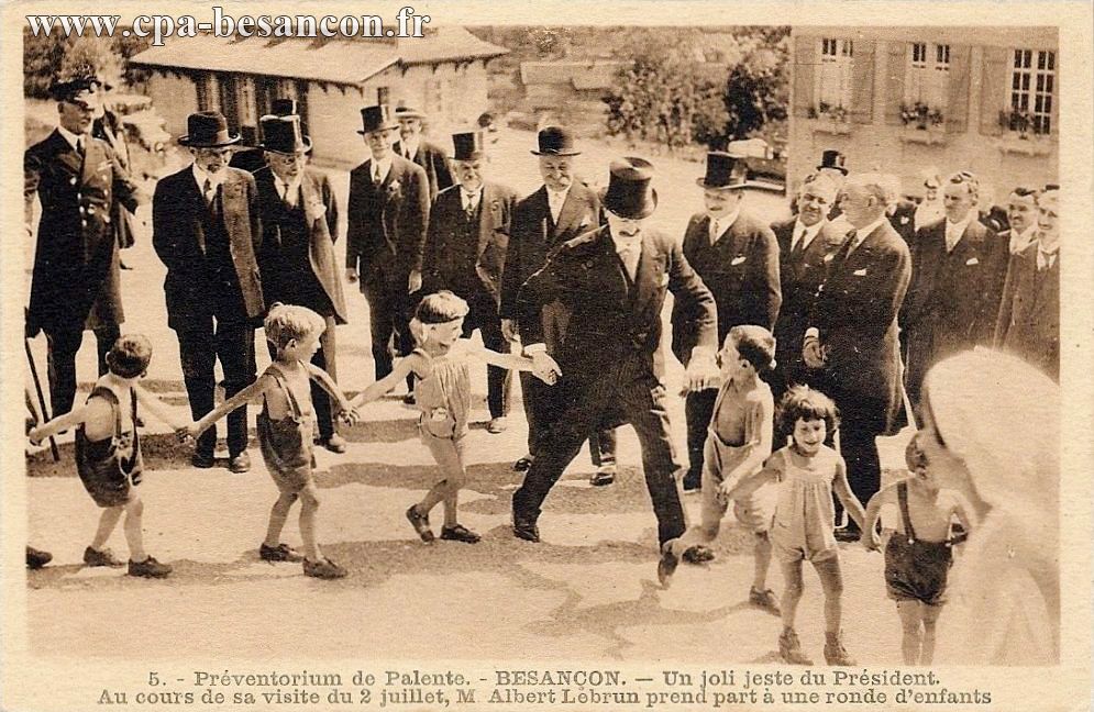 5. - Préventorium de Palente. - BESANÇON. - Un joli jeste du Président. Au cours de sa visite du 2 juillet, M.  Albert Lebrun prend part à une ronde d'enfants